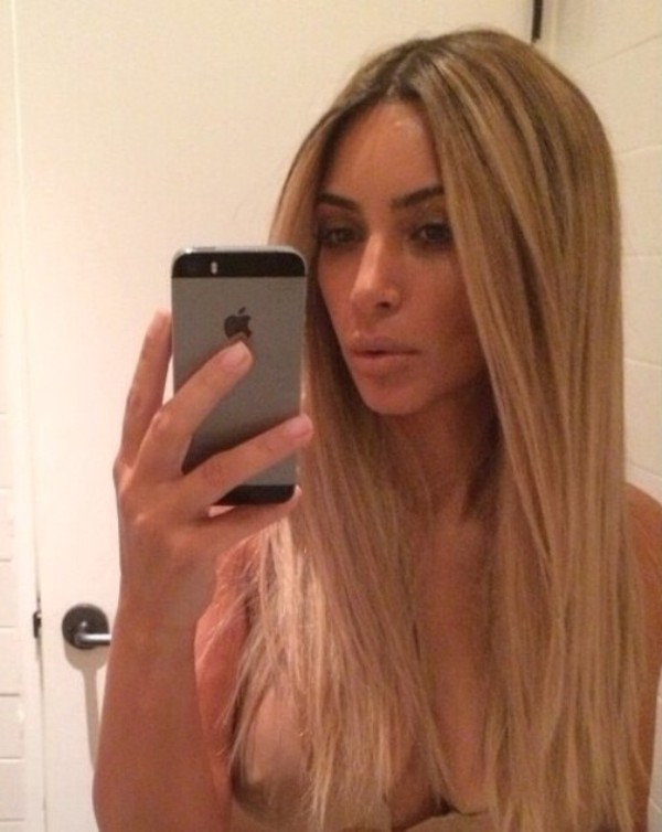 Kim Kardashian s blond parochňou